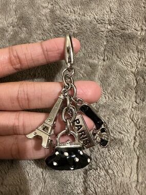 Paris keychain with different charms and black details